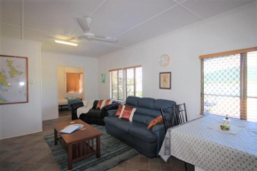 QCWA Cheerful Cottage - Airlie Beach